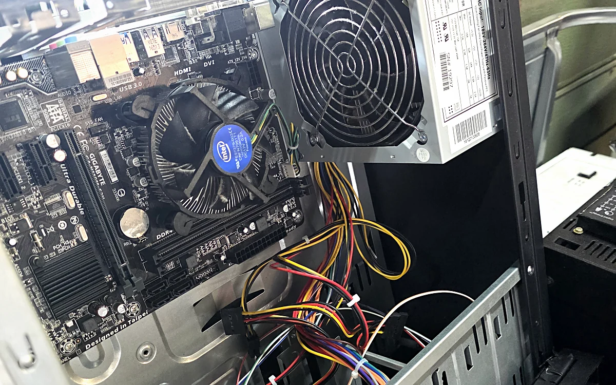 Demontage van een computer in de werkplaats van Nannings Elektronica Recycling